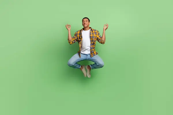 Full Kroppsbilde Rolig Fokusert Positiv Person Hoppe Fly Meditasjon Isolert – stockfoto