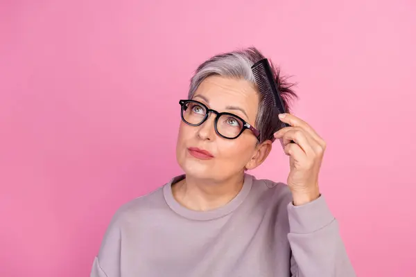 Foto Von Gleichgesinnten Seniorin Pinsel Haare Sehen Leer Raum Haarpflege — Stockfoto