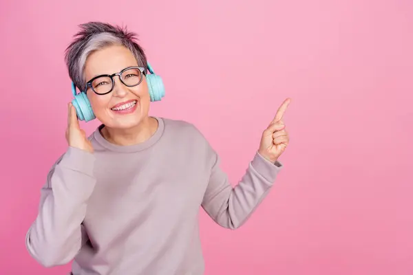 Foto Van Charmante Vrolijke Vrouw Oma Luisteren Audio Stereo Muziek — Stockfoto
