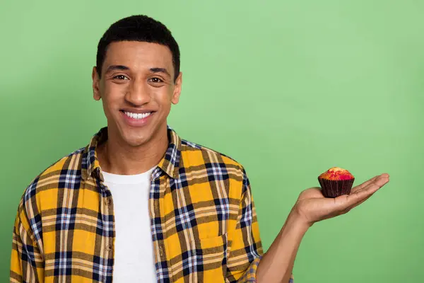 Portrait Cheerful Friendly Man Toothy Smile Hand Hold Showing Muffin — Stock Photo, Image