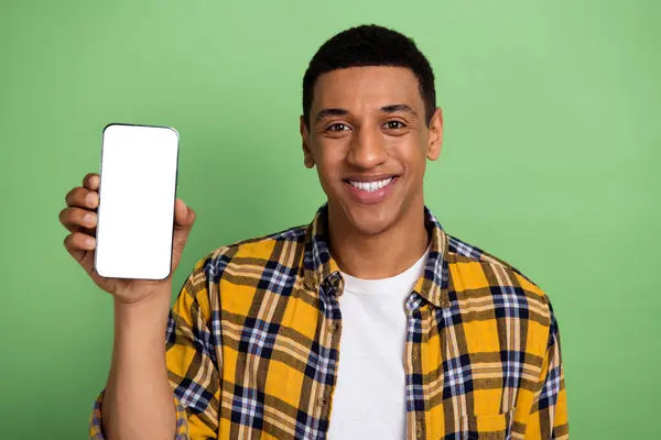 Foto Seorang Siswa Muda Yang Tersenyum Dengan Kemeja Kotak Kotak — Stok Foto