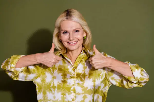Foto Von Entzückenden Fröhlich Atemberaubende Dame Tragen Trendige Bluse Daumen — Stockfoto