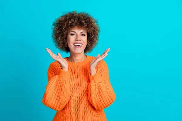 Foto Mulher Alegre Bom Humor Usar Roupa Laranja Elegante Alegrar — Fotografia de Stock