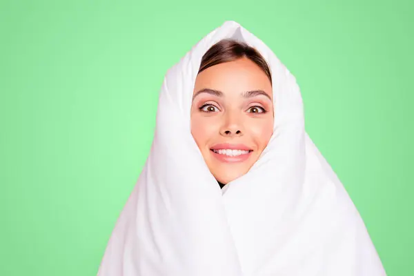 Genç Sürpriz Gülümseyen Kadın Portresi Battaniyeye Sarılmış Kaplı Pembe Pastel — Stok fotoğraf