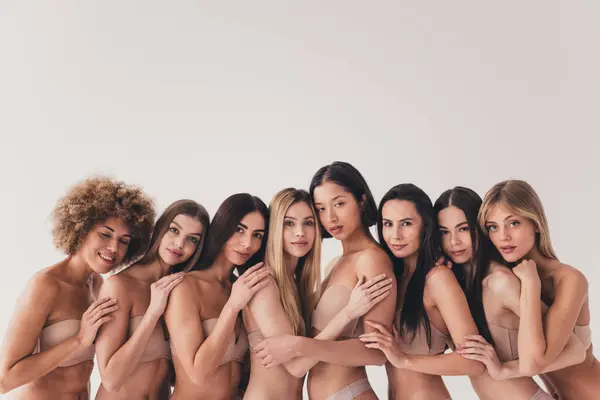 Foto Sem Filtro Atraente Meninas Multiétnicas Quentes Com Corpo Diverso — Fotografia de Stock