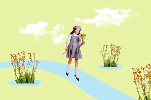 可爱的女孩走在小径上的大学形象散发出淡的春天里的花香 与绿色的背景隔离在一起 — 图库照片