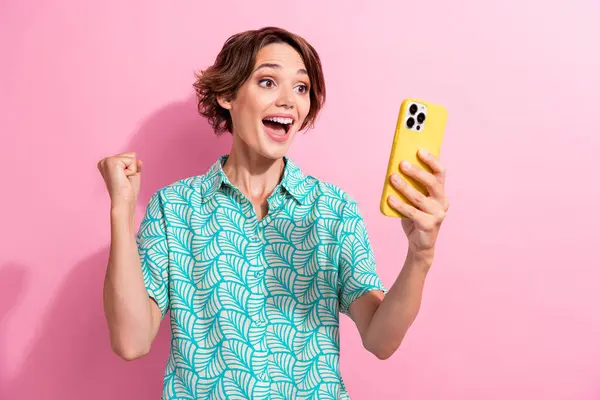 Mutlu Bir Insanın Fotoğrafı Akıllı Telefon Blogları Kullan Pembe Arka — Stok fotoğraf