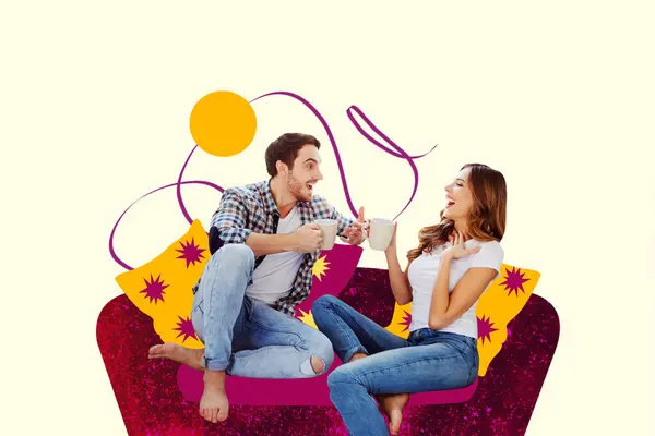 幸福夫妻坐在沙发枕头上喝咖啡茶交流笑话笑家人的爱孤零零地躺在粉刷的背景上 — 图库照片