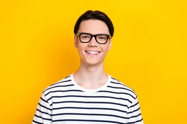 Zeki Şık Saçlı Çizgili Tişörtlü Gözlüklü Sarı Renkli Arka Planda — Stok fotoğraf