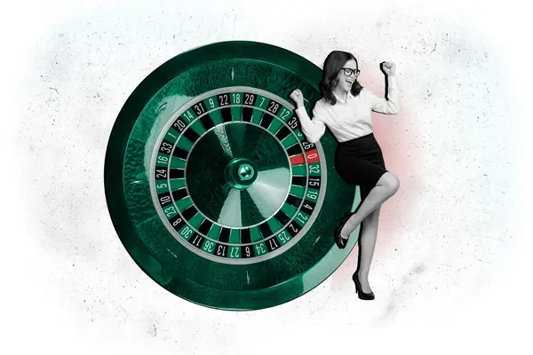 赌场头奖得主玩轮盘赌赌博游戏的快乐女人的合影 在白色背景下孤注一掷 — 图库照片