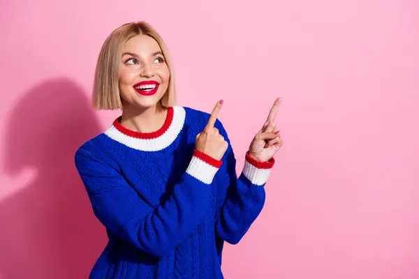 Photo Portrait Attractive Young Woman Pointing Excited Empty Space Dressed — Stock Photo, Image