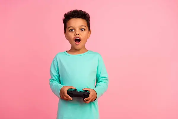 Foto Retrato Adorable Niño Impactado Cara Playstation Joystick Desgaste Moda —  Fotos de Stock