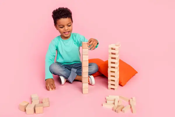 Plná Velikost Fotografie Okouzlující Malý Chlapec Hrát Dřevěné Kostky Věž — Stock fotografie