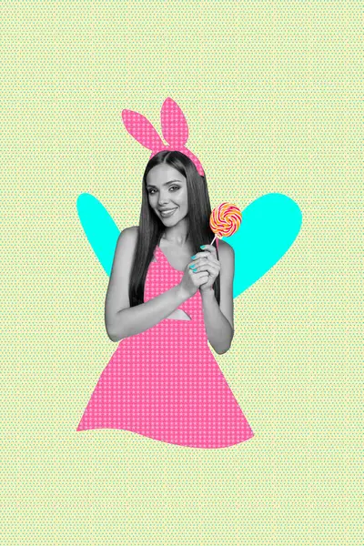 縦の創造的な映像のコラージュ若い笑顔の少女ウサギの衣装の耳は背景を描くロリポップ甘い甘いキャンディーを握ります — ストック写真