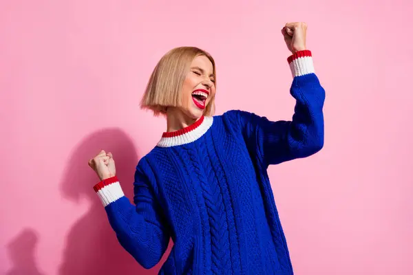 Fotoporträt Von Überglücklichen Jungen Blonden Haaren Verrückte Dame Blauem Strickpullover — Stockfoto