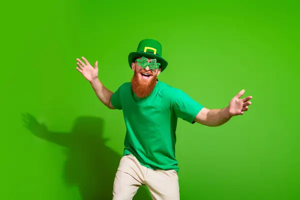 Portrét Charismatické Veselý Irský Muž Shamrock Tvar Brýle Tanec Klub — Stock fotografie