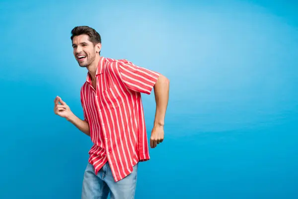 穿着时髦衬衫的乐观而时髦的小伙子的画像 以蓝色为背景的空荡荡的空间舞 — 图库照片