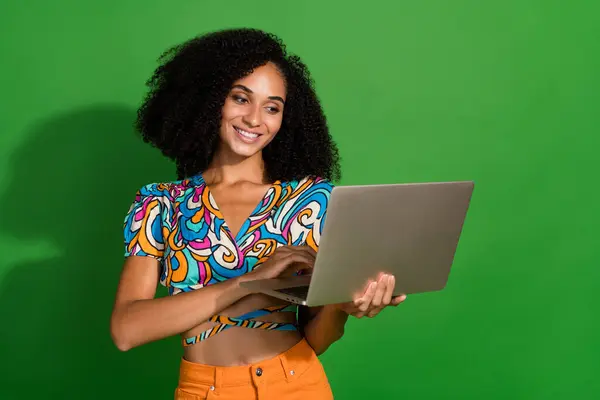 Fotografia Tânărului Specialist Joc Dev Girl Chevelure Folosind Laptopul Atunci — Fotografie, imagine de stoc