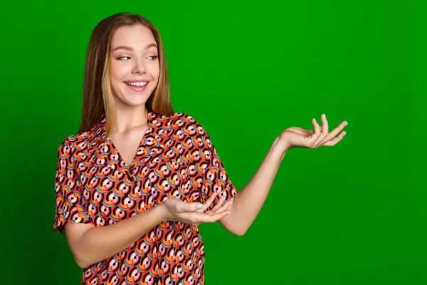 Zdjęcie Zadowolonej Dziewczyny Prostymi Włosami Ubrany Druk Koszuli Wygląd Wskazujący — Zdjęcie stockowe