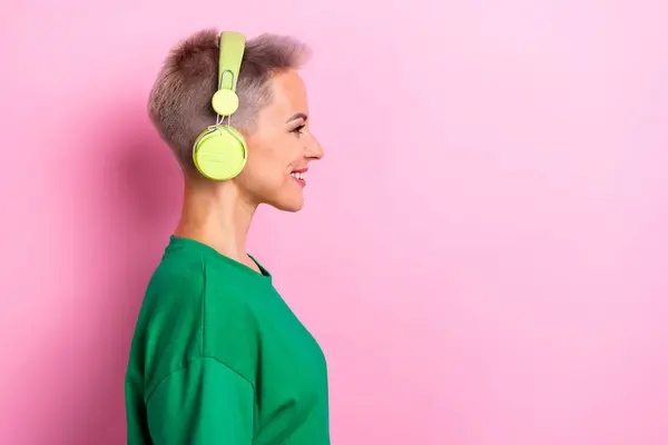 Güzel Neşeli Dişlek Kadının Profil Fotoğrafı Müzik Kulaklıkları Pembe Arka — Stok fotoğraf