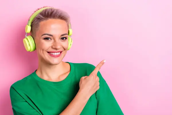 Retrato Senhora Muito Positiva Ouvir Fones Ouvido Música Favorita Dedo — Fotografia de Stock