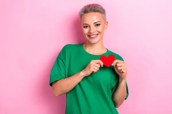 Sevimli Sevimli Neşeli Kadının Fotoğrafı Yeşil Moda Kıyafetler Giyiyor Kırmızı — Stok fotoğraf