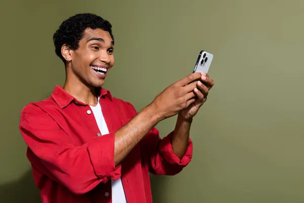 Photo Positive Impressed Man Dressed Red Shirt Typing Modern Device — Stock Photo, Image