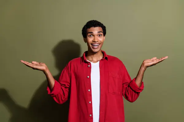 Pozitif Etkilenmiş Adamın Fotoğrafı Kırmızı Gömlek Giyip Kollarını Boş Alan — Stok fotoğraf