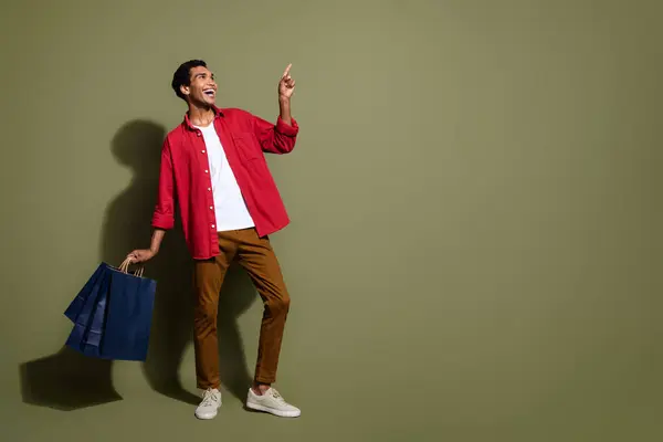 Havalı Heyecanlı Kırmızı Tişörtlü Elinde Alışveriş Yapan Adamın Resmi Boş — Stok fotoğraf
