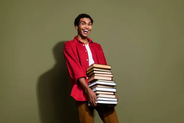 Photo Cheerful Positive Man Dressed Red Shirt Holding Book Pile — Stock Photo, Image