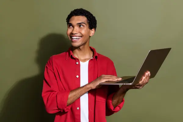 Foto Hombre Ensueño Positivo Vestido Camisa Roja Mensajes Texto Gadget —  Fotos de Stock