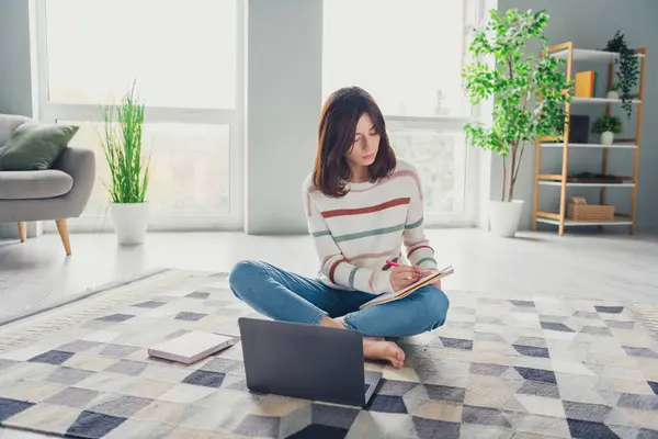 Ganzkörperporträt Von Netten Intelligenten Dame Sitzen Teppich Boden Verwenden Netbook — Stockfoto