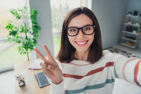 Neşeli Işıl Işıl Gülümseyen Bayanın Portresi Selfie Nin Parmaklarını Işaretli — Stok fotoğraf