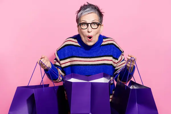 Güzel Emekli Bir Kadının Fotoğrafı Heyecanlı Alışveriş Çantaları Pembe Arka — Stok fotoğraf