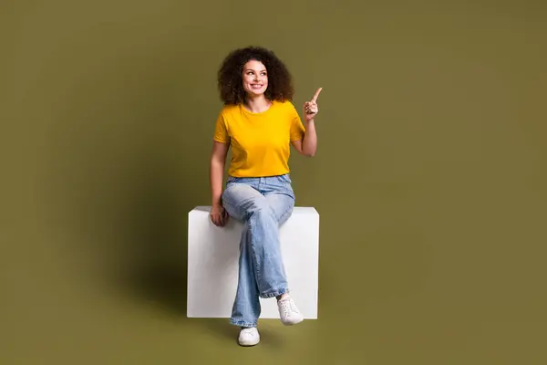 Ganzkörperfoto Von Welligen Haaren Freundin Gelben Shirt Jeans Zeigen Finger — Stockfoto