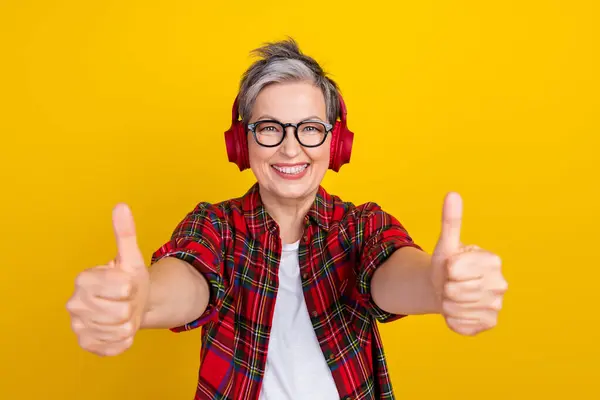 Foto Alegre Emocionado Anciana Sonrisa Dentada Escuchar Auriculares Música Demuestran — Foto de Stock