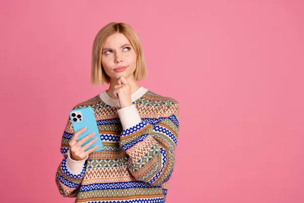 Portrait Puzzled Confused Woman Dressed Knit Jumper Hold Smartphone Look — Stock Photo, Image