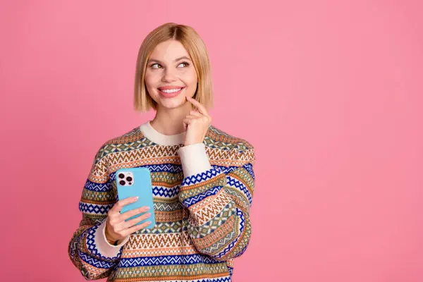 Portret Van Slimme Vrouw Gekleed Brei Trui Hold Smartphone Kijken — Stockfoto
