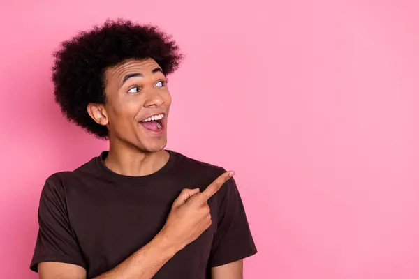 Kahverengi Shirt Giyen Komik Bir Adamın Yakın Plan Fotoğrafı Parmağını — Stok fotoğraf