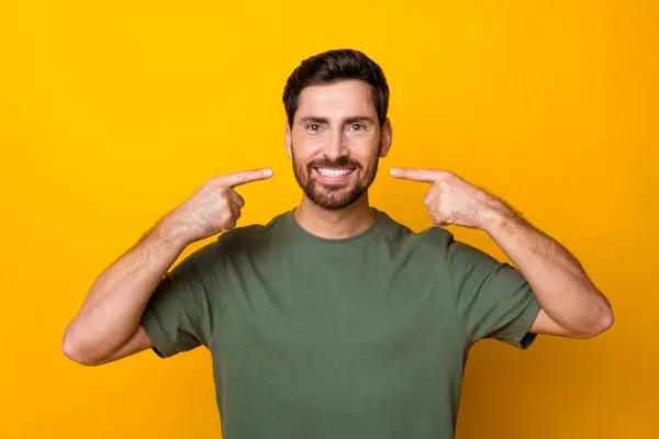 Foto Van Vrolijke Positieve Man Dragen Kaki Shirt Met Twee — Stockfoto