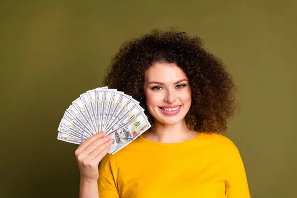 Retrato Cabelo Ondulado Mulher Sorridente Tornar Milionário Segurando Cashback Compras — Fotografia de Stock