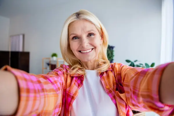 Olumlu Yaşlı Bir Kadının Otel Odasında Selfie Çektiği Fotoğraf — Stok fotoğraf