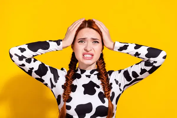 Foto Mujer Asustada Impresionada Usar Cabeza Los Brazos Piel Vaca —  Fotos de Stock