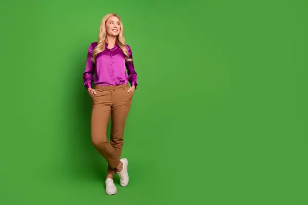 Pełna Długość Zdjęcie Marzycielski Przemyślany Kobieta Nosić Fioletowy Koszula Patrząc — Zdjęcie stockowe