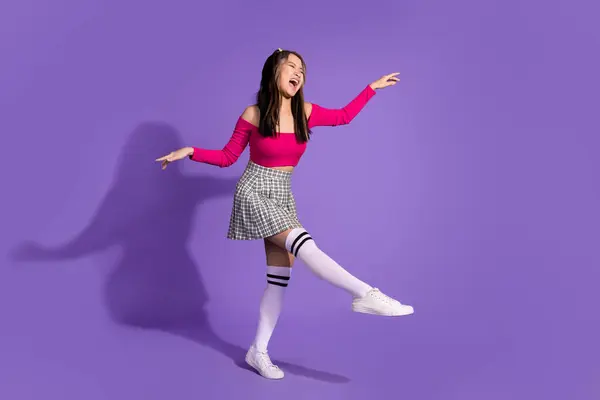Foto Voller Größe Von Funky Positive Mädchen Gekleidet Rosa Top — Stockfoto