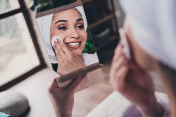 Çekici Bir Genç Kadının Portresi Aynaya Bak Pamuk Makyaj Malzemesi — Stok fotoğraf