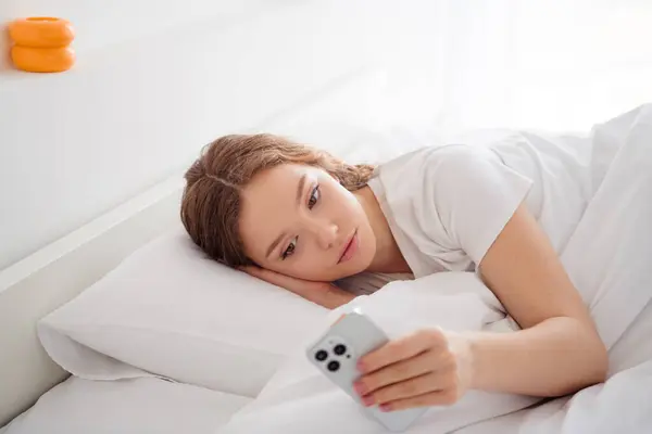 Фото Мирной Привлекательной Девушки Лежа Удобная Кровать Одеяло Использовать Смартфон — стоковое фото