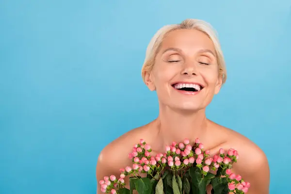 Foto Von Verträumt Lachenden Älteren Dame Nackten Schultern Mit Blumen — Stockfoto