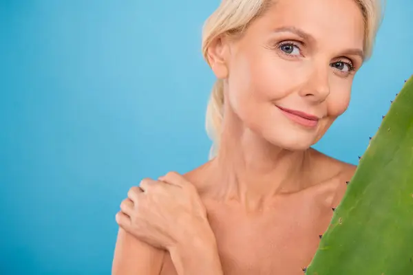 Photo Sweet Positive Elderly Lady Naked Shoulders Applying Aloe Natural — Stock Photo, Image