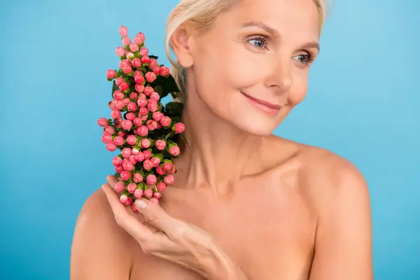Foto Von Ziemlich Positiv Ältere Dame Nackten Schultern Genießen Blumen — Stockfoto